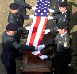 Американские солдаты покрывают гроб флагом США