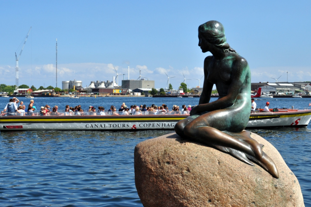 В память о великом сказочнике на родине Андерсена в порту  Копенгагена установили статую героини его сказки Русалочки (1,25 м высотой и весом около 175 кг), ставшую символом города.