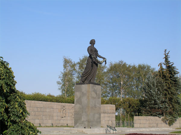 Монумент «Родина-Мать» на Пискарёвском кладбище