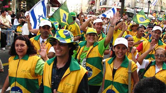 Бразильцы на уличном шествии