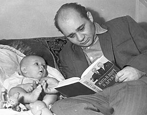 Евгений Леонов читает книжку сыну.