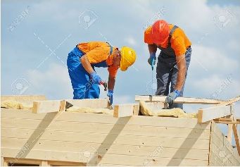 Плотники строят дом