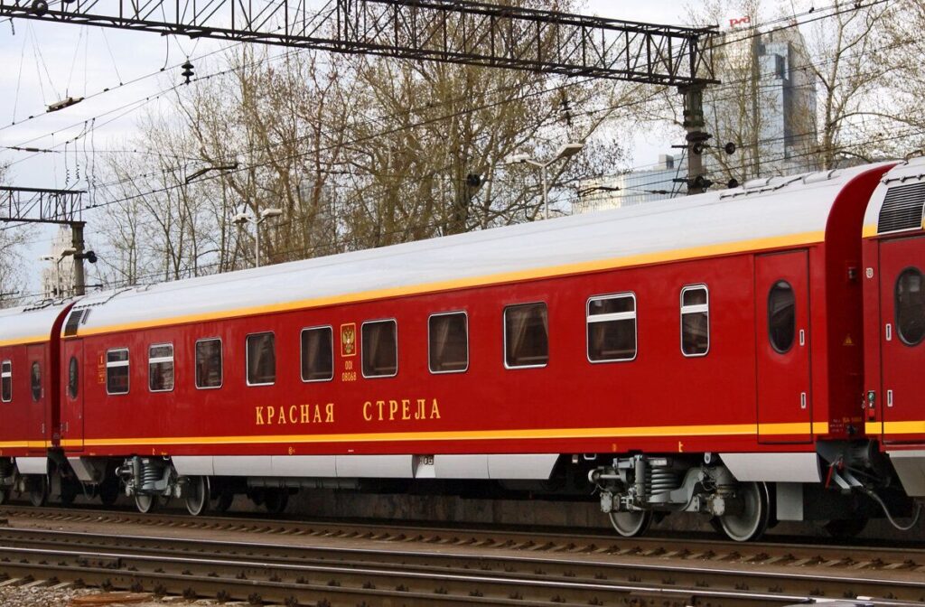 Экспресс поезд «Красная стрела»
