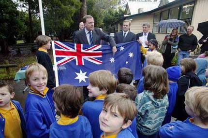 На фото детям рассказывают про флаг Австралии