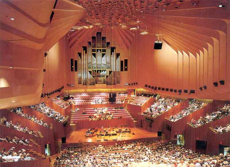 Внутренний зал, вид на сцену с органом
