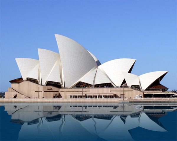 Сиднейская опера днем без иллюминации. Отражение в воде