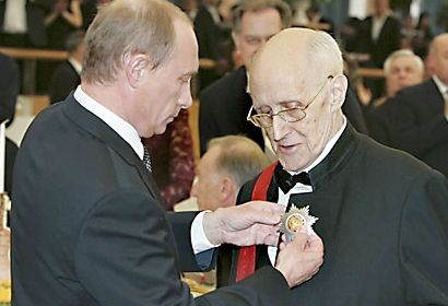 Путин награждает Ростроповича
