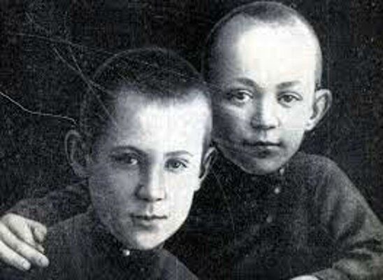 Миша Шолохов (справа) — ученик первого класса мужской гимназии.