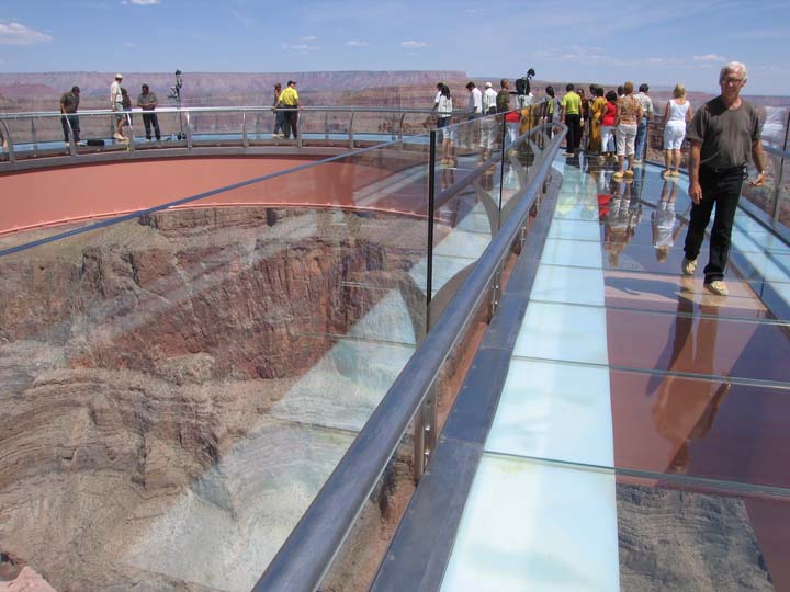 Grand Canyon SkyWalk туристы ходят