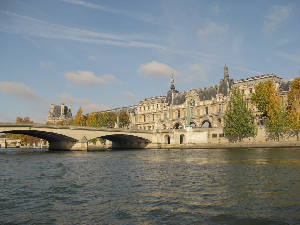 Здание Лувра вид от реки