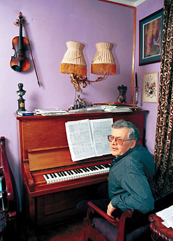 Андрей Петров дома за пианино