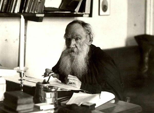 Лев Толстой за рабочим столом