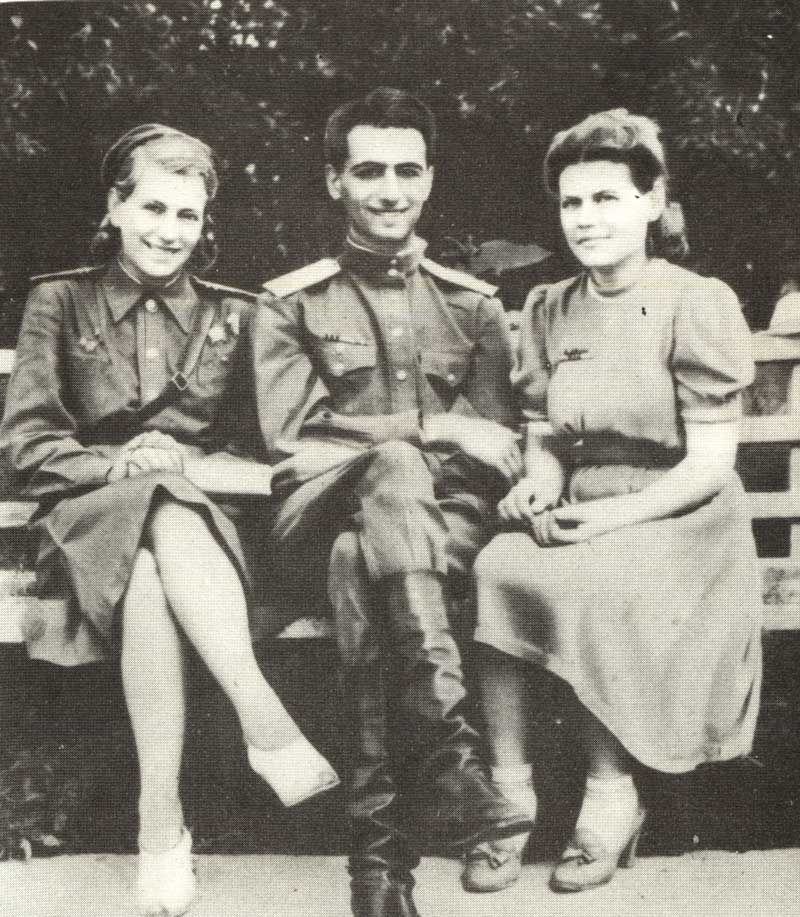 г. Краснодон 1947 год. Молодогвардейцы: Валерия Борц, Георгий Арутюнянц и Нина Иванцова.
