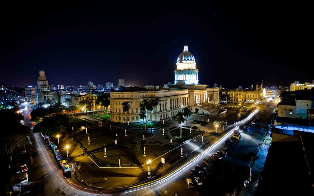 Ночной вид на здание Капитолия в Гаване.