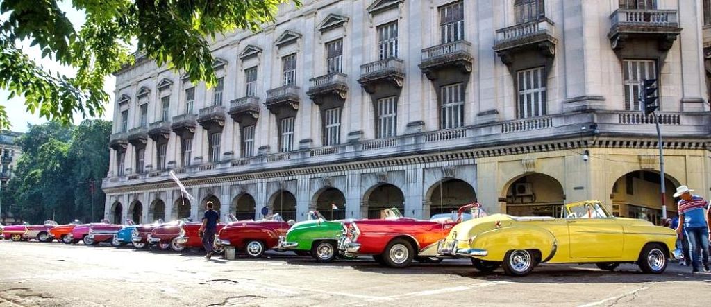 Разноцветные ретро-такси в Гаване.