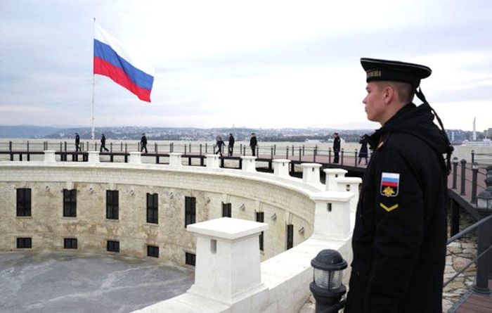 Российский флаг развивается над «Константиновской батареей»