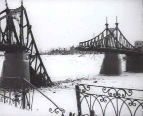 Декабрь 1941 года. Старый волжский мост разрушен при отступлении немецких войск.