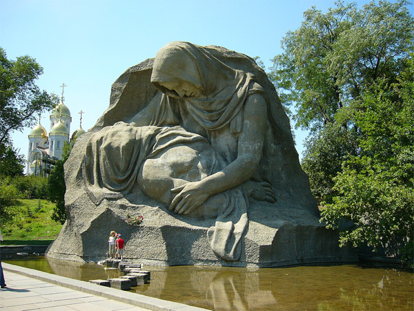 Монумент «Скорбящая мать»