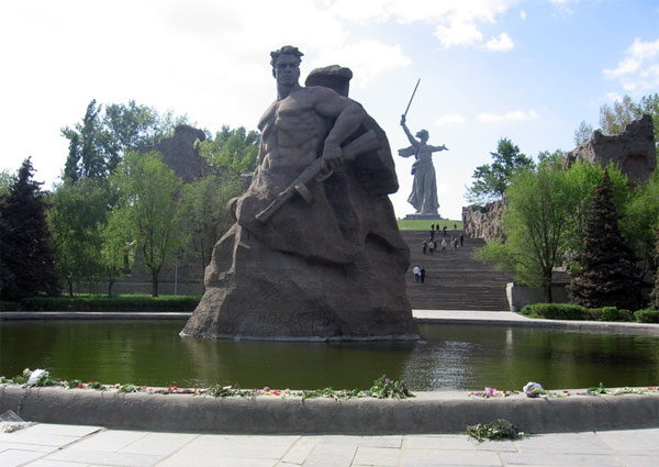 Памятник-ансамбль «Героям Сталинградской битвы» на Мамаевом кургане в Волгограде