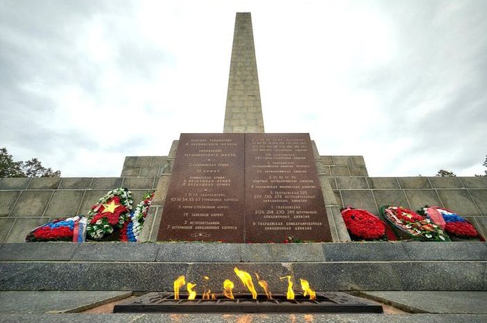 Памятник Славы воинам-освободителям Приморской армии, погибшим при освобождении Севастополя