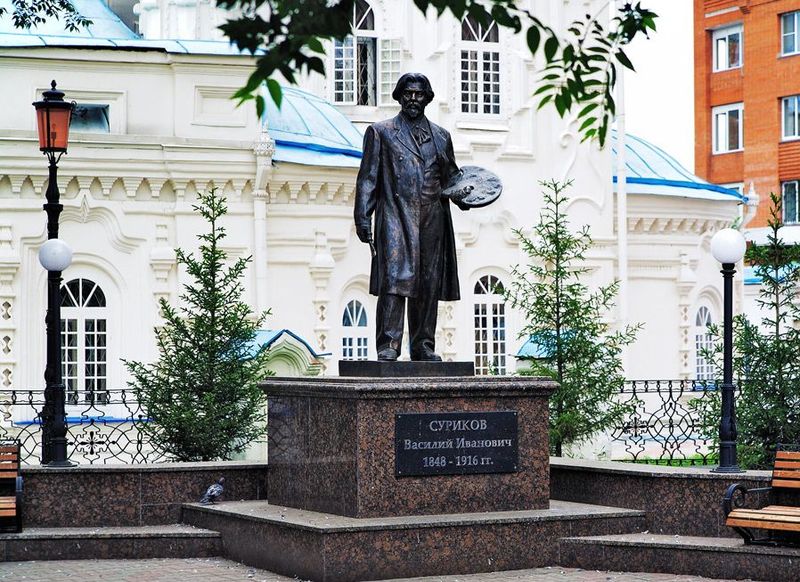 Монумент прославленному земляку в Красноярске у стен Покровского собора.