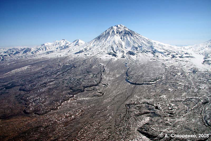 Вулкан Корякский +застывшие потоки лавы
