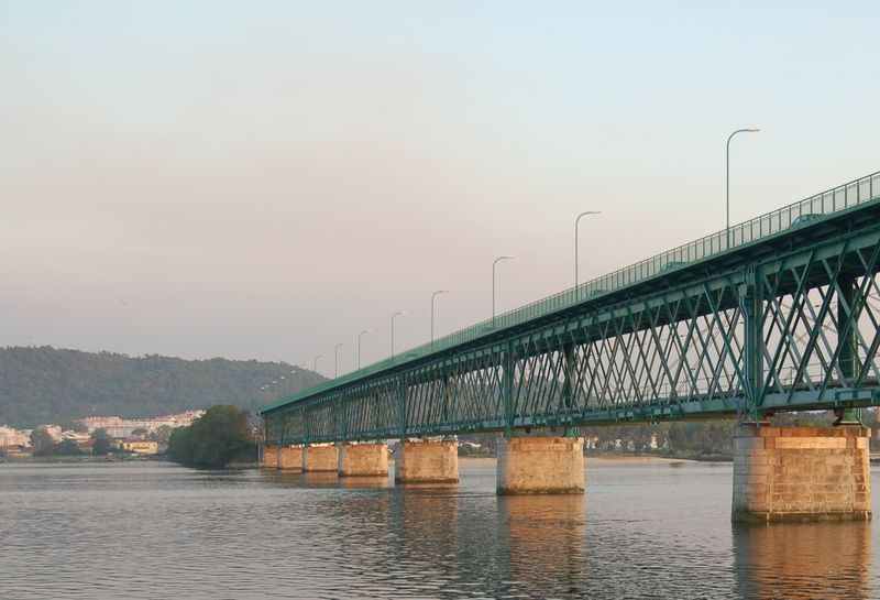 Двухуровневый мост Густава Эйфеля, река Лима, Виана-ду-Каштелу, Португалия