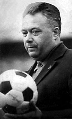 Николай Озеров с футбольным мячом
