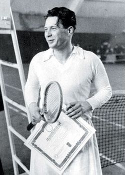Николай Озеров с очередной теннисной наградой
