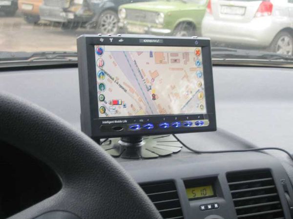 GPS-навигатор, закреплённый на панели машины.