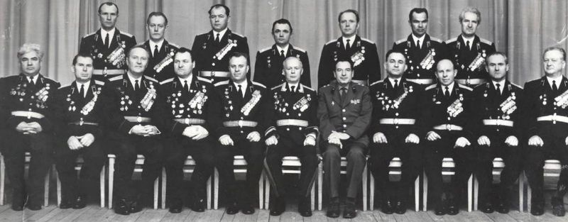 Офицеры войск ПРО - участники Великой Отечественной войны, май 1975 года. Генерал-лейтенант артиллерии И.Е.Барышполец сидит в центре