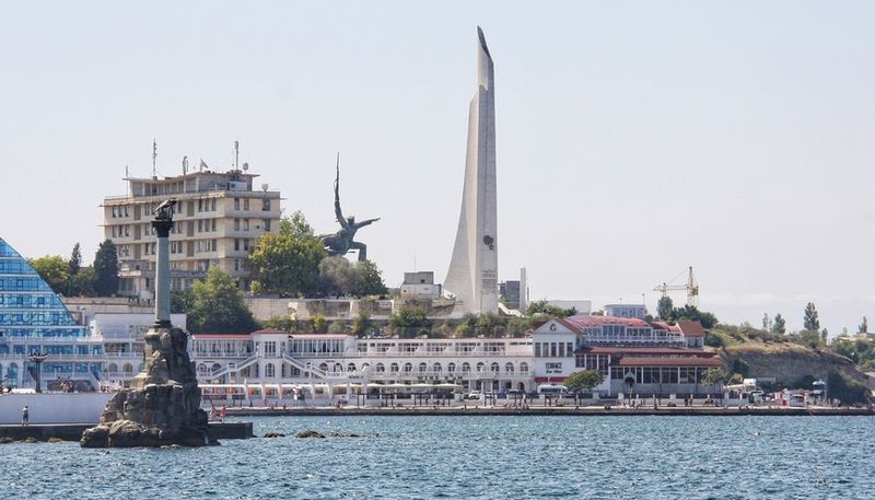 Вид с моря на самые узнаваемые памятники Севастополя.