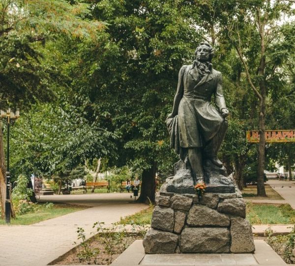 Памятник А. С. Пушкину в сквере на ул. Войкова. Феодосия.