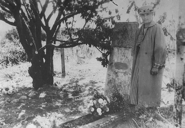 Нина Николаевна на могиле Александра Грина.