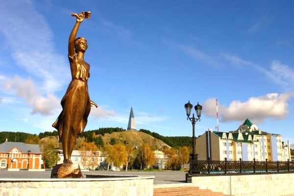 Памятник Ассоль в Ханты-Мансийске.