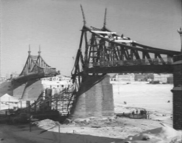 Старый мост города Твери, взорванный при отступлении немецких войск.