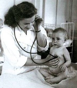 Надежда Викторовна Троян обследует малыша.