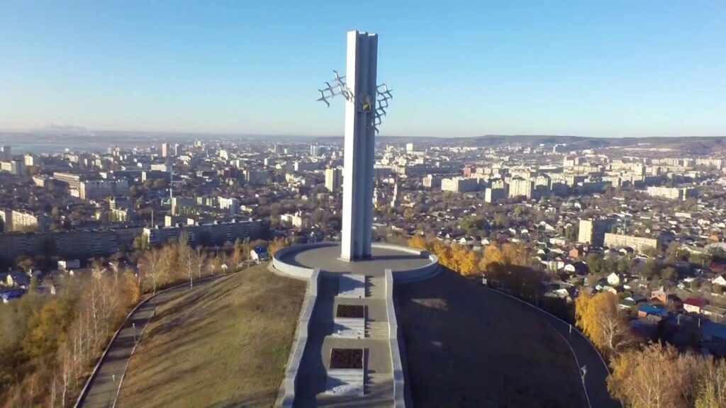 Мемориал «Журавли» возвышается над городом.