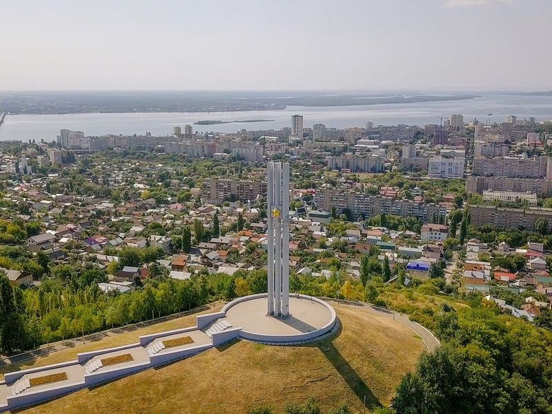 Мемориал «Журавли» возвышается над Саратовом.
