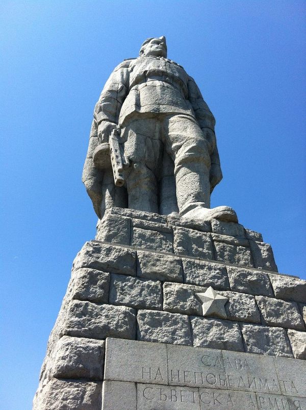 Памятник «Алёша» — Слава непобедимой советской армии!