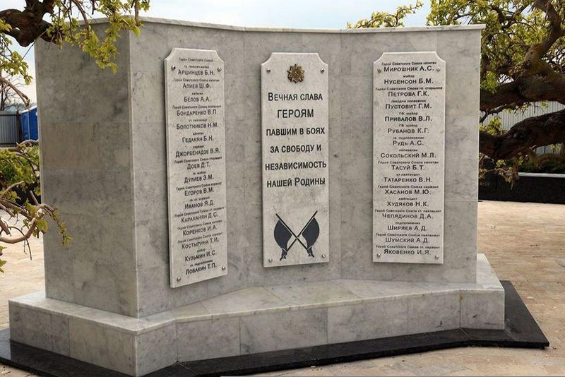 Монумент, посвящённый генералам, офицерам, сержантам и рядовым Отдельной Приморской Армии, морякам Азовской военной флотилии и всем воинам, павшим в боях за освобождение Крыма (ноябрь 1943 — апрель 1944 гг.).
