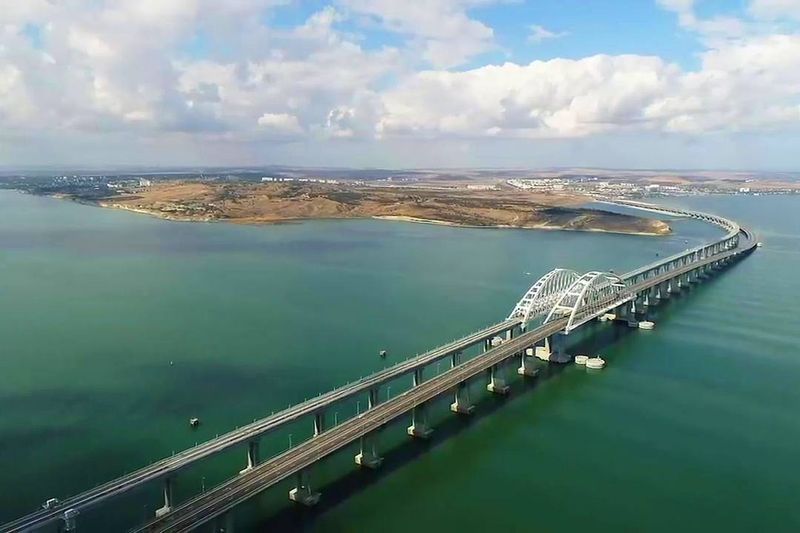 Крымский мост — один из крупнейших в России. Он состоит из двух мостов, которые идут параллельно друг другу, — автомобильного и железнодорожного.