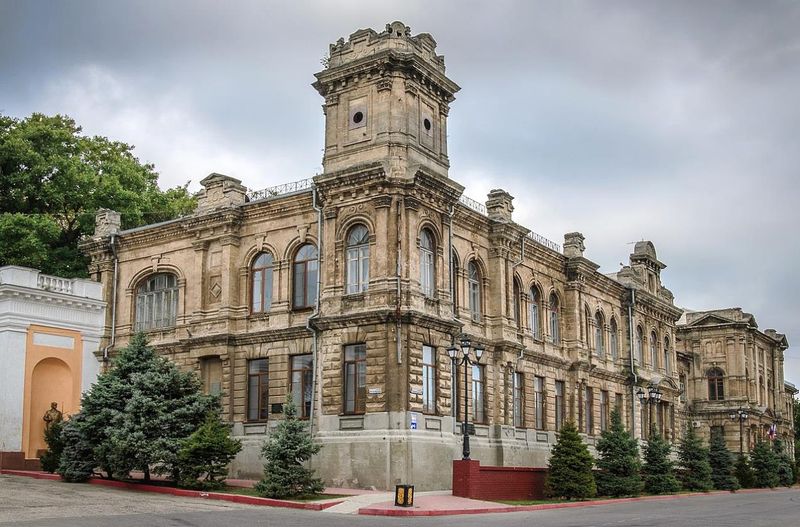 Здание бывшей Керченской женской гимназии (ныне гимназия № 2 им. В. Г. Короленко).