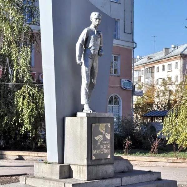 Памятник Коле Мяготину в г. Кургане.