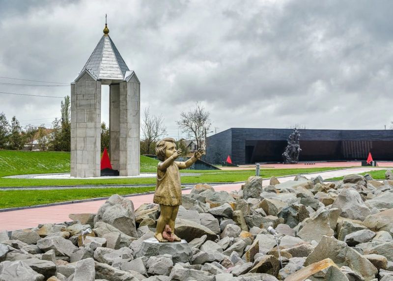 Памятник детям, убитым в концлагере «Красный».