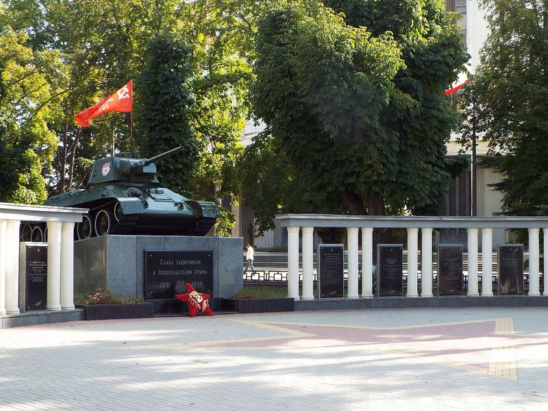 Памятник-танк в память об освобождении Симферополя.