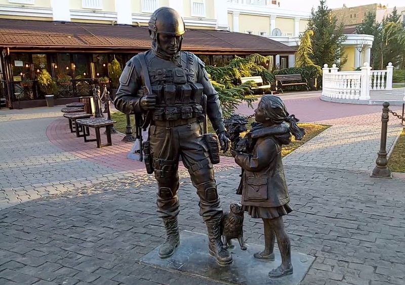 Памятник «Вежливым людям» перед зданием крымского парламента.