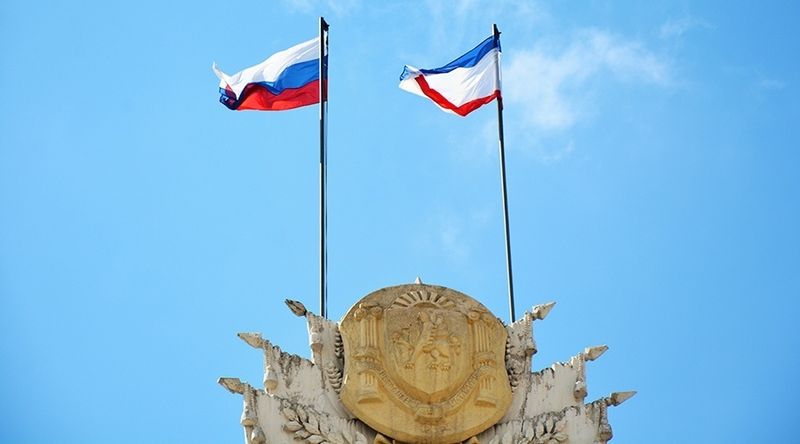 Флаги России и Крыма над зданием Совета министров.