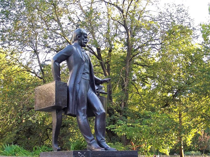Памятник П. И. Чайковскому.
