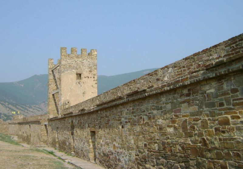 Внешние стены Судакской крепости имеют толщину до 2-х метров, а высоту около 8-ми метров.